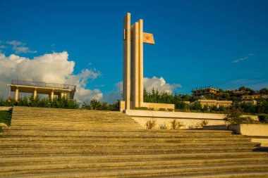 VLORA / VLORE, ALBANIA: Vlora 'daki bir tepede Savaş Mezarlığı Partizanları. İkinci Dünya Savaşı 'ndan kalma direnişçiler burada gömülü..