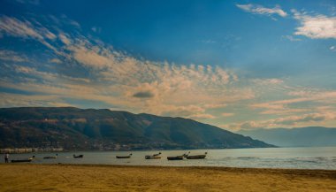 VLORA / VLORE, ALBANIA: Deniz manzarası ve balıkçı teknesi, Vlora şehrindeki adalar.