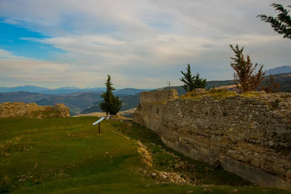 Kanine アルバニア カニナ城 ヴォレ地方 アルバニアの古い要塞の壁の景色を望む美しい風景 — ストック写真
