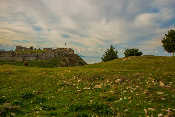 Kanine アルバニア 古い要塞の壁とカニナ城 ヴォレ地方 アルバニアの景色を望む美しい風景 — ストック写真
