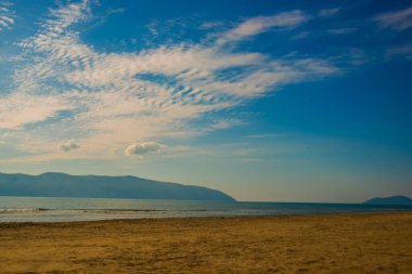 VLORA / VLORE: Vlora şehrindeki sahil, deniz ve adaların manzaralı güzel manzara.