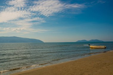 VLORA / VLORE, ALBANIA: Deniz manzarası ve balıkçı teknesi, Vlora şehrindeki adalar.
