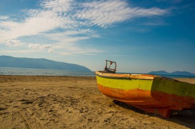 VLORA / VLORE, ALBANIA: Deniz manzarası ve balıkçı teknesi, Vlora şehrindeki adalar.