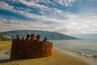 VLORA / VLORE, ALBANIA: Güneşli bir günde Vlora sahilindeki U8 denizaltısının ayrıntıları.