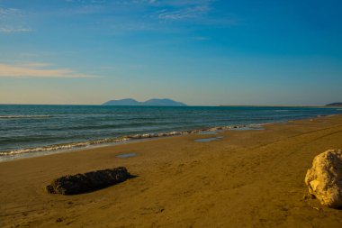 VLORA / VLORE: Vlora şehrindeki sahil, deniz ve adaların manzaralı güzel manzara.