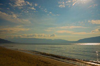 VLORA / VLORE: Vlora şehrindeki sahil, deniz ve adaların manzaralı güzel manzara.