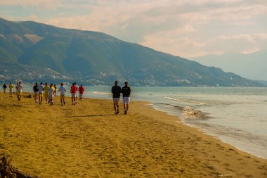 VLORA / VLORE, ALBANIA: Arnavut futbolcular Vlora kentindeki plajda koşarken parçalandılar.