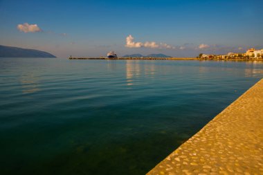 VLORA / VLORE, ALBANIA: Arnavutluk 'un Vlora limanında güzel bir gemi.