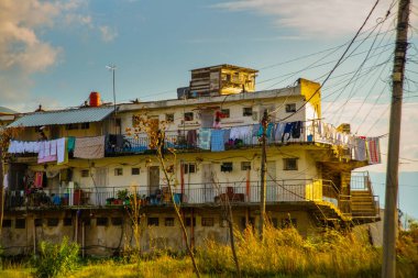 VLORA / VLORE, ALBANIA: şeyler kurutmak Vlora şehrinde eski bir evde. Fakir ve yoksul bölge.