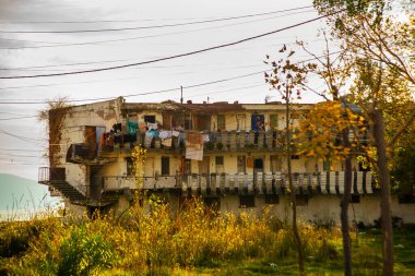 VLORA / VLORE, ALBANIA: şeyler kurutmak Vlora şehrinde eski bir evde. Fakir ve yoksul bölge.