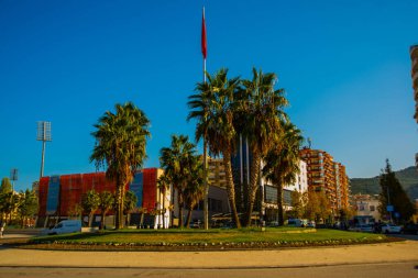 VLORA / VLORE, ALBANIA: Arnavutluk 'un Vlora kentindeki bayrağın merkezindeki döner kavşak.