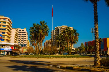 VLORA / VLORE, ALBANIA: Arnavutluk 'un Vlora kentindeki bayrağın merkezindeki döner kavşak.