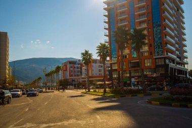 VLORA / VLORE, ALBANIA: Arnavutluk 'un Vlora kentinde sokaktaki modern çok katlı binalar.