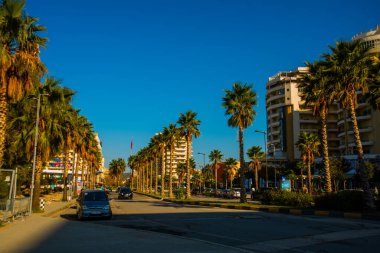 VLORA / VLORE, ALBANIA: Arnavutluk 'un Vlora kentinde sokaktaki modern çok katlı binalar.