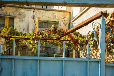 VLORA / VLORE, ALBANIA: Şehrin merkezindeki eski ve harabe ev.