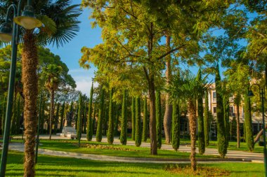 VLORA / VLORE, ALBANIA: Arnavutluk 'un Vlora kentinde güzel bir meydan.