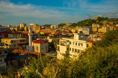 VLORA, ALBANIA: Güneşli bir günde Vlora kentinin üst manzarası, Arnavutluk.
