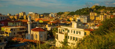 VLORA, ALBANIA: Güneşli bir günde Vlora kentinin üst manzarası, Arnavutluk.