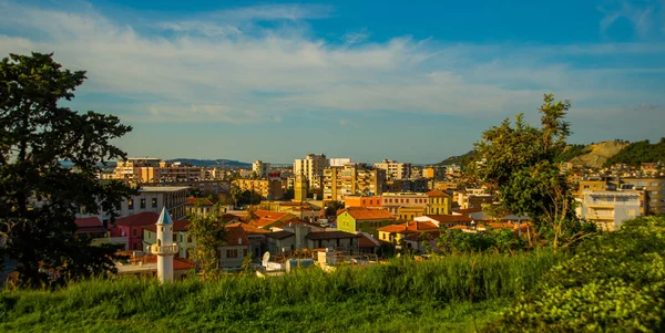 Vlora Albania 在阳光灿烂的日子里 阿尔巴尼亚 沃洛拉市的全景 — 图库照片