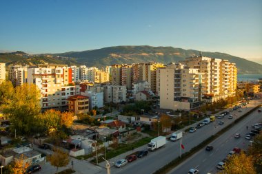 VLORA, ALBANIA: Günbatımından önceki akşam Vlora şehrinin en iyi manzarası.