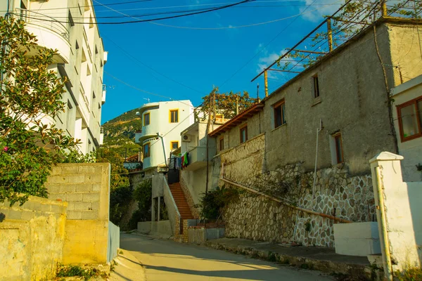 VLORA / VLORE, ALBANIA: Arnavutluk 'un Vlora kentinde geleneksel özel evler.
