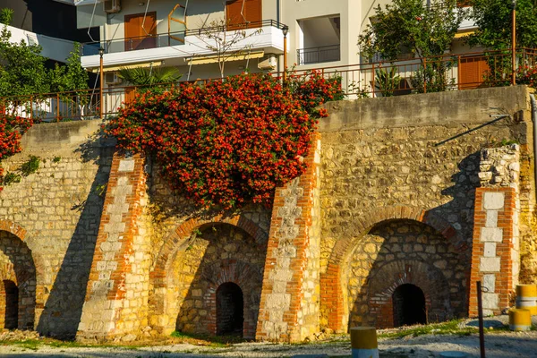 ΒΛΩΡΑ, ΑΛΒΑΝΙΑ: Άποψη του ξενοδοχείου και των πέτρινων τοίχων με καμάρες — Φωτογραφία Αρχείου