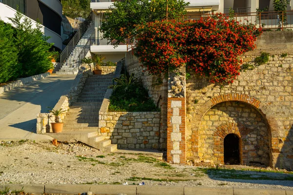 ΒΛΩΡΑ, ΑΛΒΑΝΙΑ: Άποψη του ξενοδοχείου και των πέτρινων τοίχων με καμάρες — Φωτογραφία Αρχείου