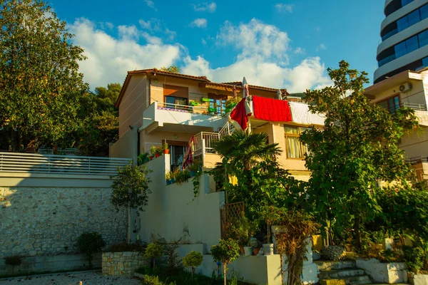 VLORA-VLORE, ALBANIA: традиційні приватні будинки в албанському місті Вльорі.. — стокове фото