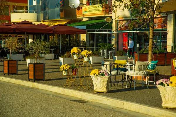 VLORA-VLORE, ALBANIA: Outdoor Cafe in de buurt van het hotel in Vlora. — Stockfoto