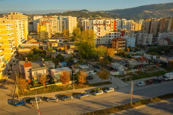 VLORA, ALBANIA: Ovanifrån staden Vlora på kvällen. — Stockfoto