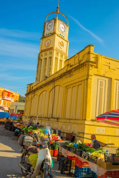 VLORA-VLORE, ALBANIA: Stara wieża zegarowa w historycznym centrum w pobliżu rynku we Wlorze. — Zdjęcie stockowe