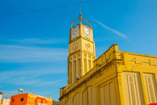 VLORA-VLORE, ALBANIA: Antigua torre del reloj en el centro histórico cerca del mercado en Vlora. — Foto de Stock