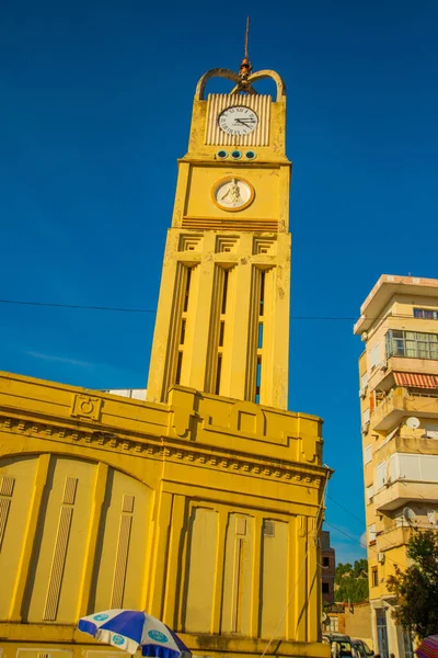 VLORA-VLORE, ALBANIA: Стара годинникова вежа в історичному центрі біля ринку у Вльорі.. — стокове фото