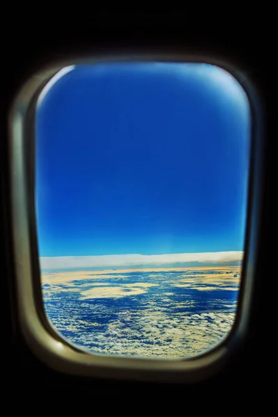 Vista Dal Finestrino Aereo Reazione Alto Sul Cielo Blu Bellissimo — Foto Stock