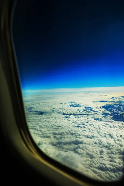 Vista Uma Janela Avião Jato Céu Azul Bela Paisagem — Fotografia de Stock