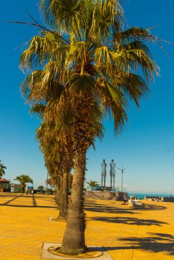 Ali ve Nino 'nun Batumi' deki heykeli. Hareket eden metalden yapılmış eşsiz bir heykel..