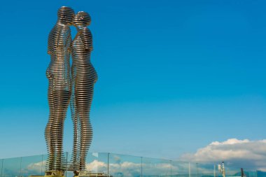 Arka planda Batumi mavi gökyüzünde Ali ve Nino heykeli var. Hareket eden metalden yapılmış eşsiz bir heykel..