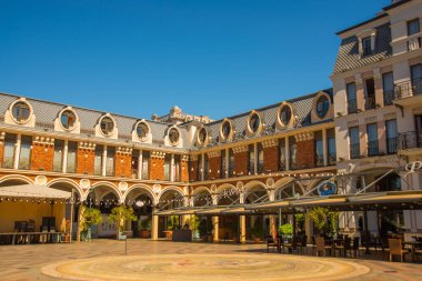 BATUMI, GEORGIA: Gürcistan 'ın Adjara bölgesinin Batumi kentindeki İtalyan stilinde güzel Piazza Meydanı.