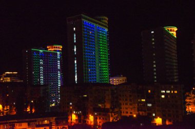 BATUMI, GEORGIA: Batumi şehrindeki gökdelenlerle gece manzarası. Yüksek bir binanın penceresinden Batumi şehrinin görüntüsü.