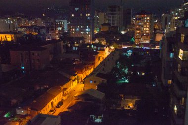 BATUMI, GEORGIA: Batumi şehrindeki gökdelenlerle gece manzarası. Yüksek bir binanın penceresinden Batumi şehrinin görüntüsü.