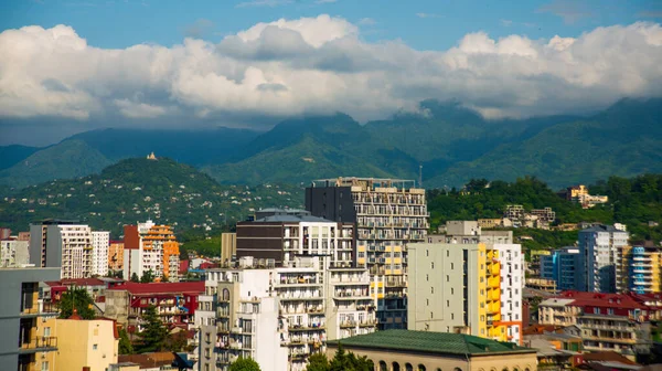 Batumi Georgia 贫民窟与摩天大楼一起映衬在蓝山的背景下 从一幢高楼的窗户眺望巴统城 — 图库照片