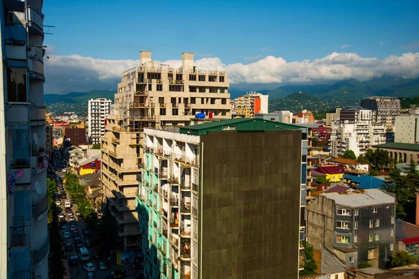 Batumi Georgia Barrio Junto Con Rascacielos Sobre Fondo Montañas Azules —  Fotos de Stock