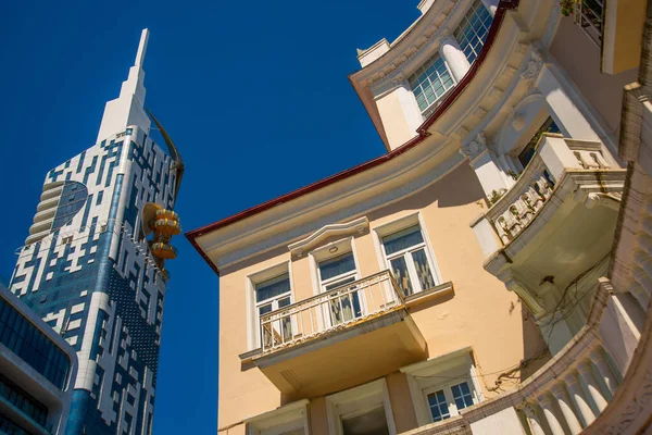 Batumi Georgia Piccola Ruota Panoramica Sulla Costruzione Dell Università Tecnologica — Foto Stock