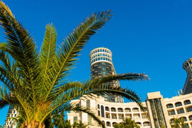 Colosseum Marina Oteli 3 Orbi Deniz Kuleleri ile 5 yıldız. Sahile ne kadar yakın olduğuna bak. Arka planda mavi gökyüzü.