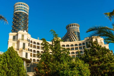 Colosseum Marina Oteli 3 Orbi Deniz Kuleleri ile 5 yıldız. Sahile ne kadar yakın olduğuna bak. Arka planda mavi gökyüzü.