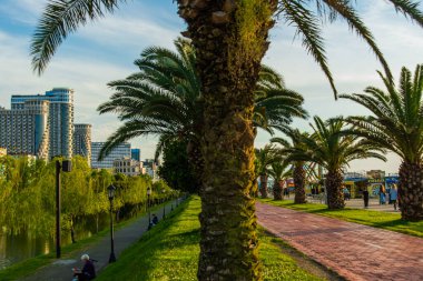Olağandışı binalar Sea Towers Orbi, Batumi 'de lüks bir daire ve oteldir. Arka planda mavi gökyüzü.