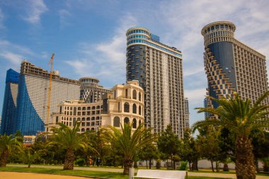 Colosseum Marina Oteli 3 Orbi Deniz Kuleleri ile 5 yıldız. Sahile ne kadar yakın olduğuna bak. Arka planda mavi gökyüzü.