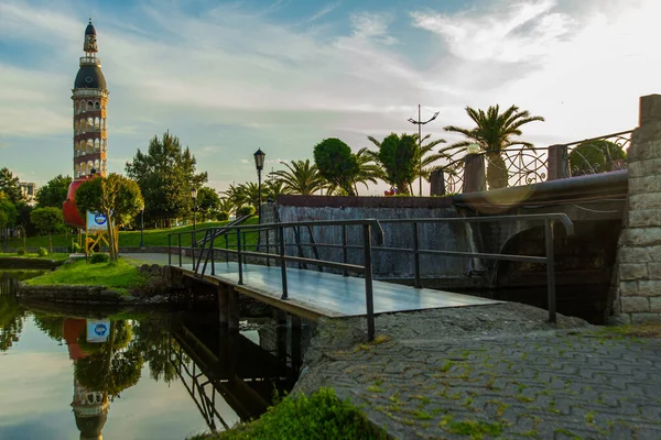 Batumi Georgia Puente Sobre Lago Ardagani Restaurante Tower Primorsky Boulevard — Foto de Stock