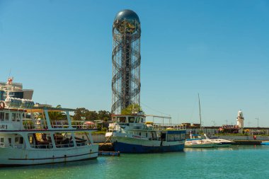BATUMI, GEORGIA: Georgi Adjara bölgesinde güneşli bir günde Batumi 'de rıhtımda ve gökdelenlerde tekneler.