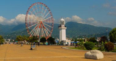 BATUMI, GEORGIA: güneşli bir günde Batumi Deniz Alanı 'nda dönme dolap ve Batum deniz feneri, Adjara.